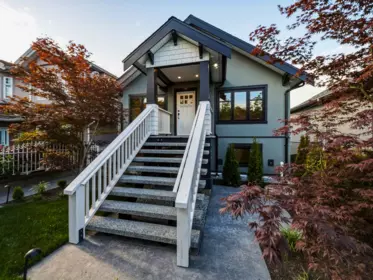 Entry Foyer Photo of 1 2339 Parker Street, Vancouver, BC