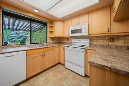 Kitchen Island Photo of 6631 Chelmsford Street, Richmond, BC