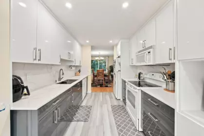Kitchen Island Photo of 6 32339 7 Avenue, Mission, BC