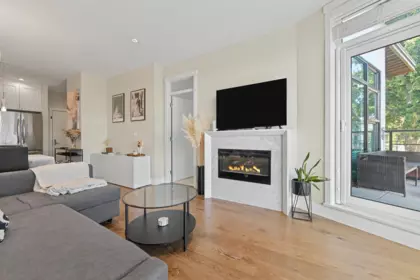 Kitchen Island Photo of 516 14855 Thrift Avenue, White Rock, BC