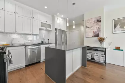 Kitchen Photo of 516 14855 Thrift Avenue, White Rock, BC