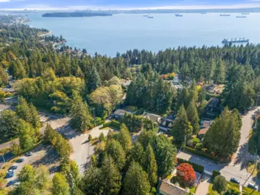 Front Yard Photo of 3745 Southridge Avenue, West Vancouver, BC