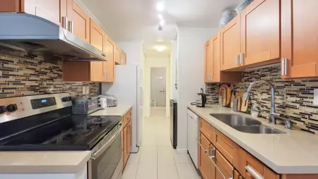 506 9890 Manchester Drive, Burnaby, BC, Burnaby — Apartment/Condo for sale