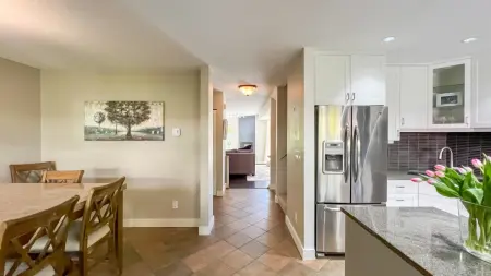 205 3980 Inlet Crescent, North Vancouver, BC, North vancouver — Townhouse for sale