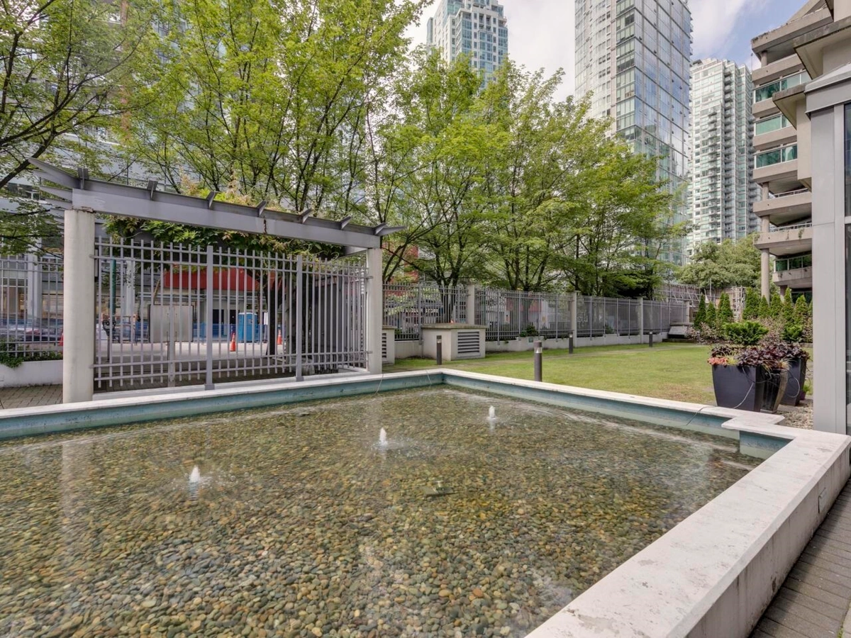 Entry Foyer Photo of 601 1228 W Hastings Street, Vancouver, BC