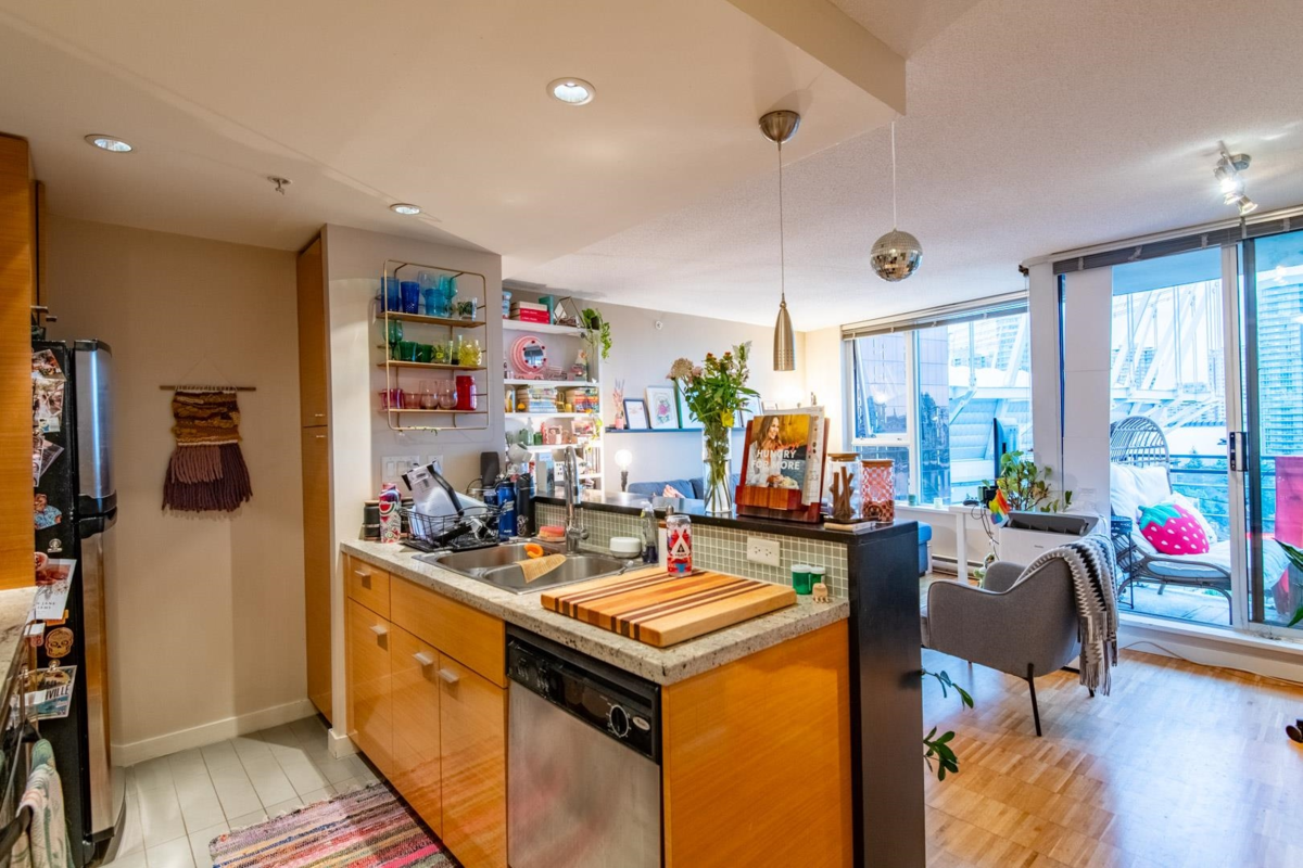 Kitchen Island Photo of 1901 33 Smithe Street, Vancouver, BC