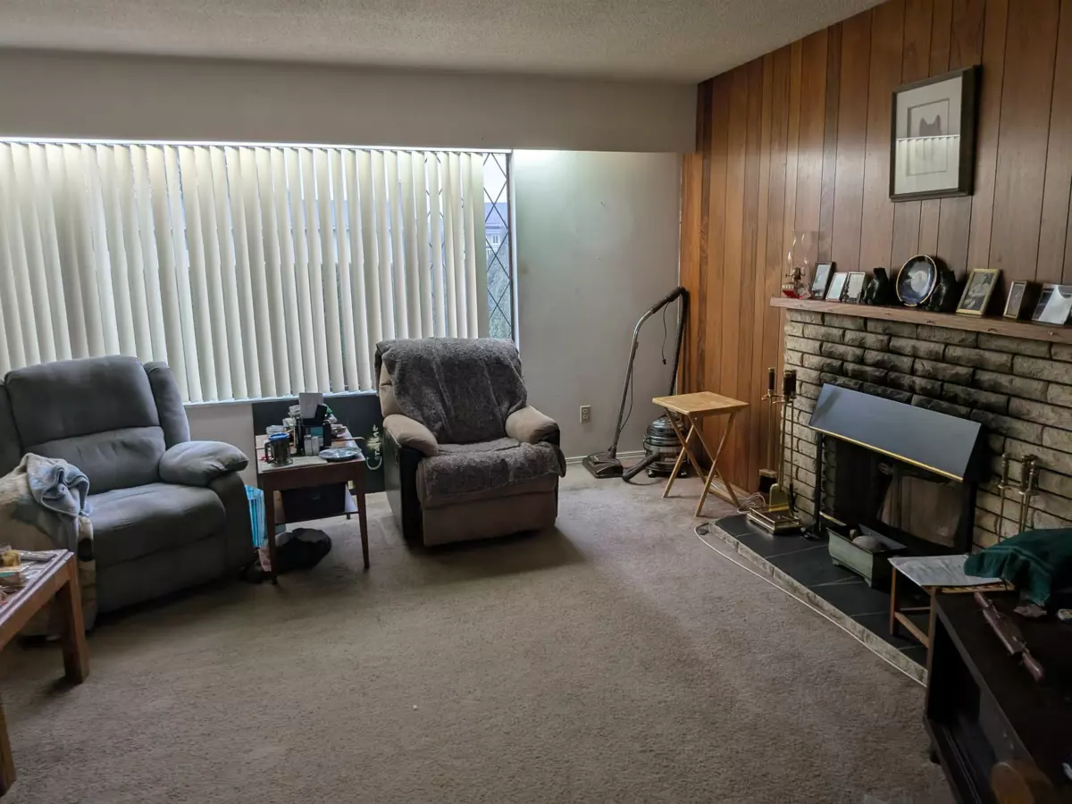 Living Room Photo of 11812 85a Avenue, Delta, BC