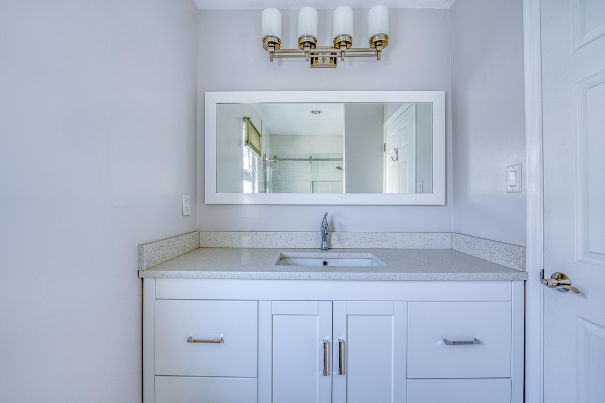 Kitchen Island Photo of 10680 Bissett Drive, Richmond, BC