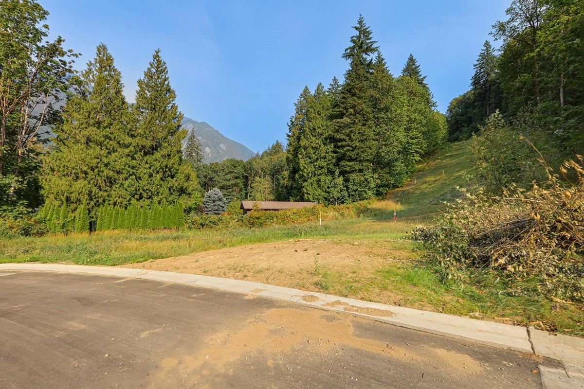 Bedroom 3 Photo of 2 66026 Kawkawa Lake Road, Hope, BC