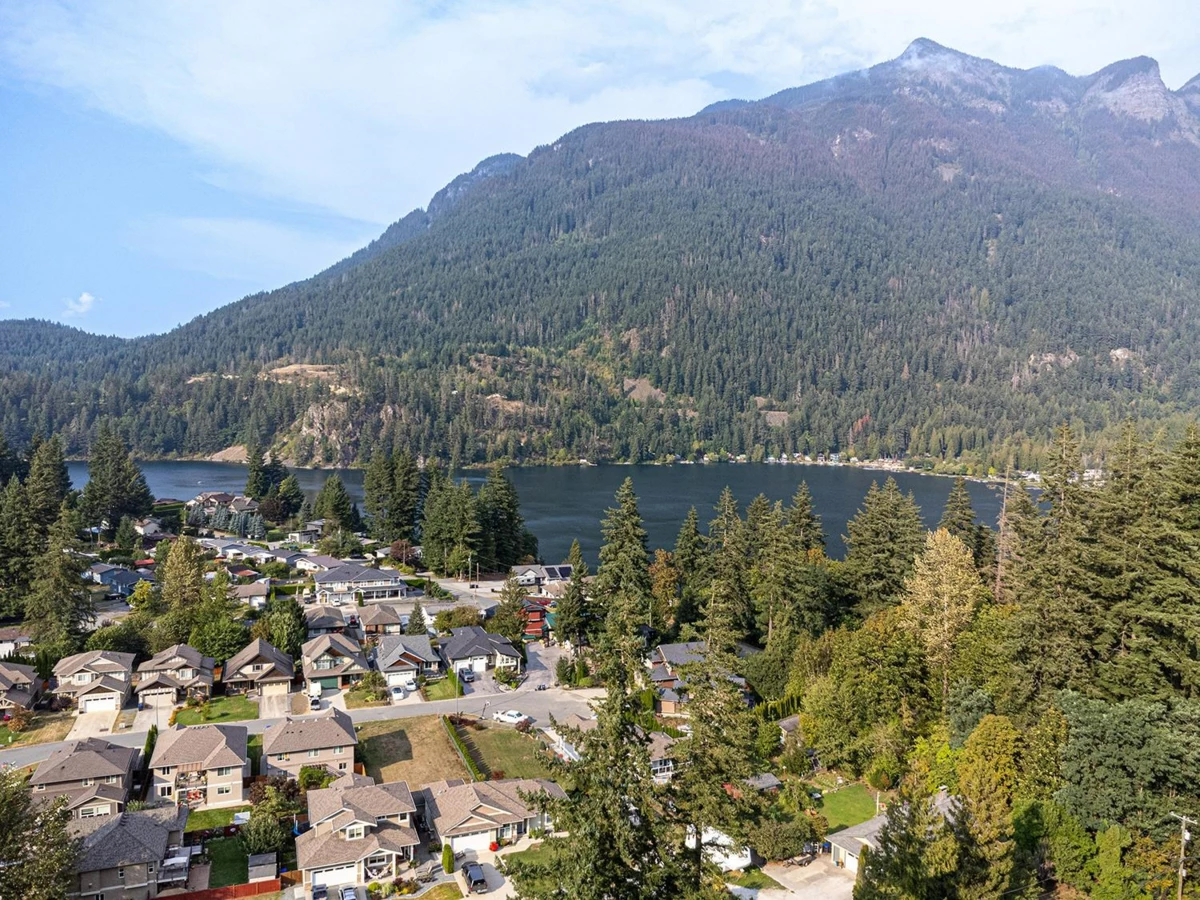 Entry Foyer Photo of 2 66026 Kawkawa Lake Road, Hope, BC
