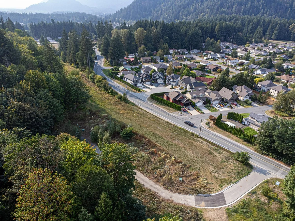 Family Room Photo of 2 66026 Kawkawa Lake Road, Hope, BC