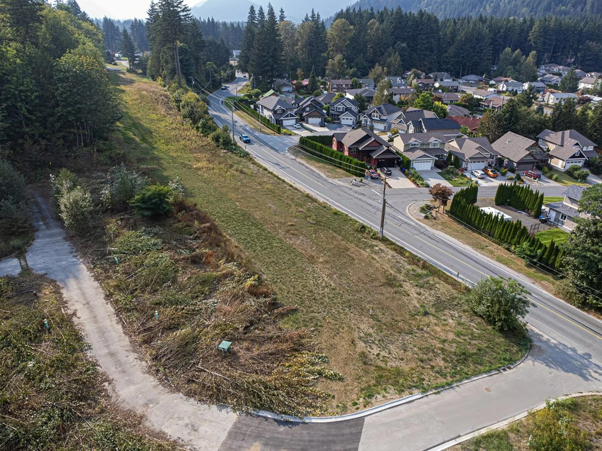 Living Room Photo of 2 66026 Kawkawa Lake Road, Hope, BC