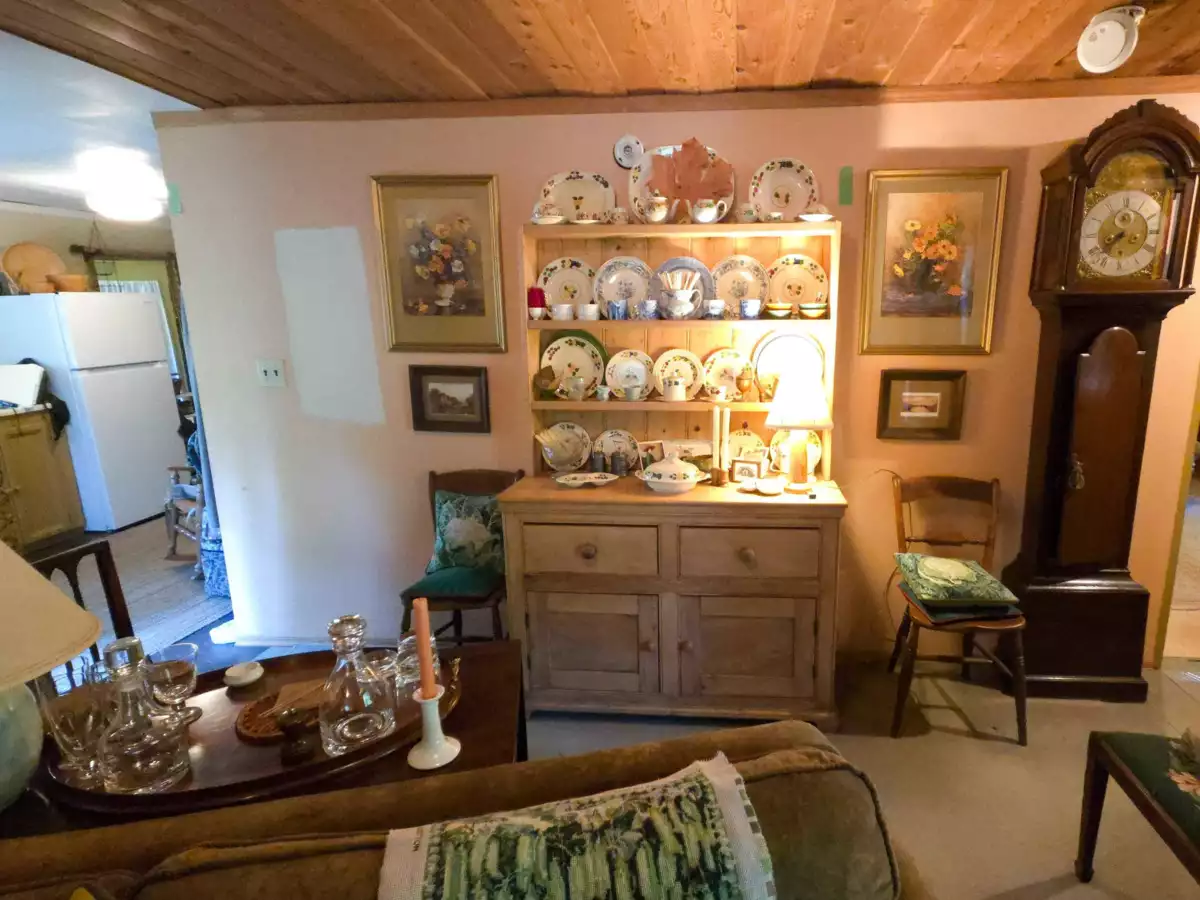 Walk-In Closet Photo of 793 Andy's Bay Road, Gambier Island, BC