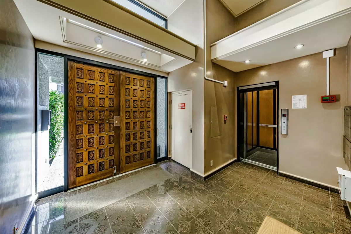 Family Room Photo of 1001 845 Chilco Street, Vancouver, BC