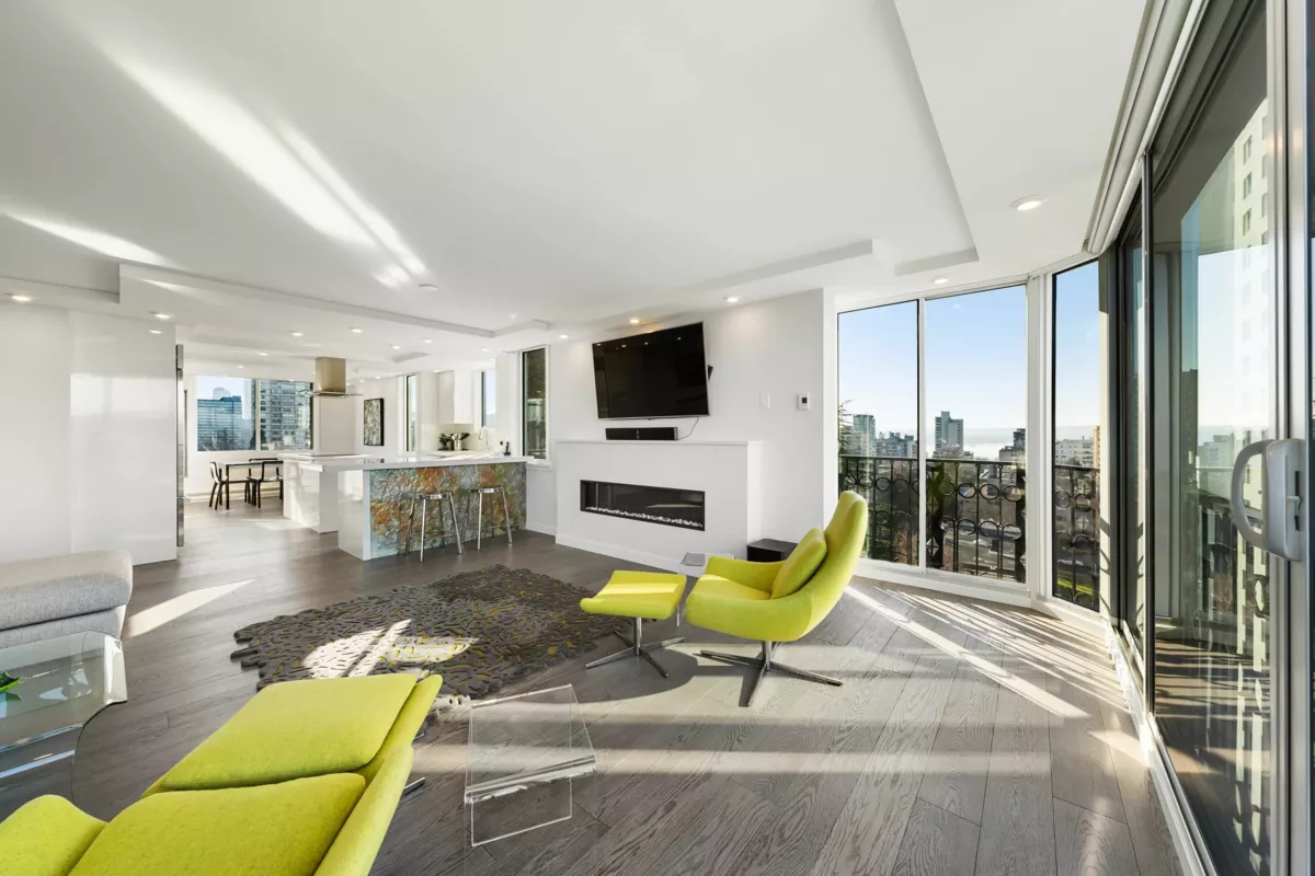 Kitchen Island Photo of 1001 845 Chilco Street, Vancouver, BC