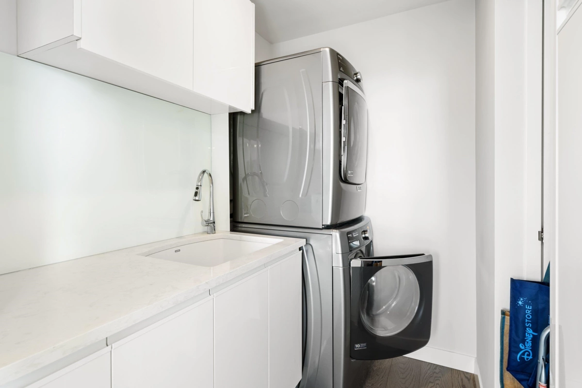 Outdoor Deck Photo of 1001 845 Chilco Street, Vancouver, BC