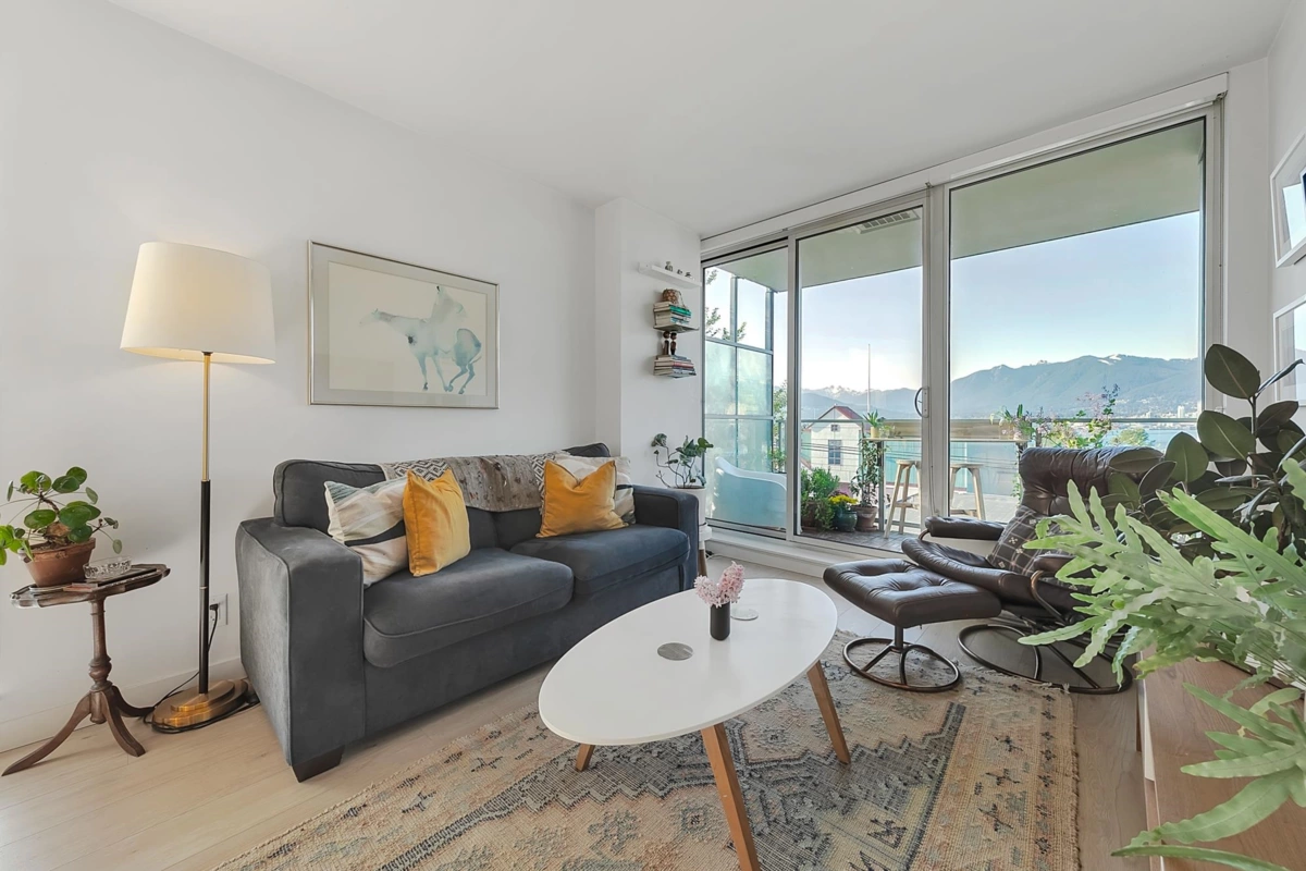 Dining Area Photo of 302 933 E Hastings Street, Vancouver, BC