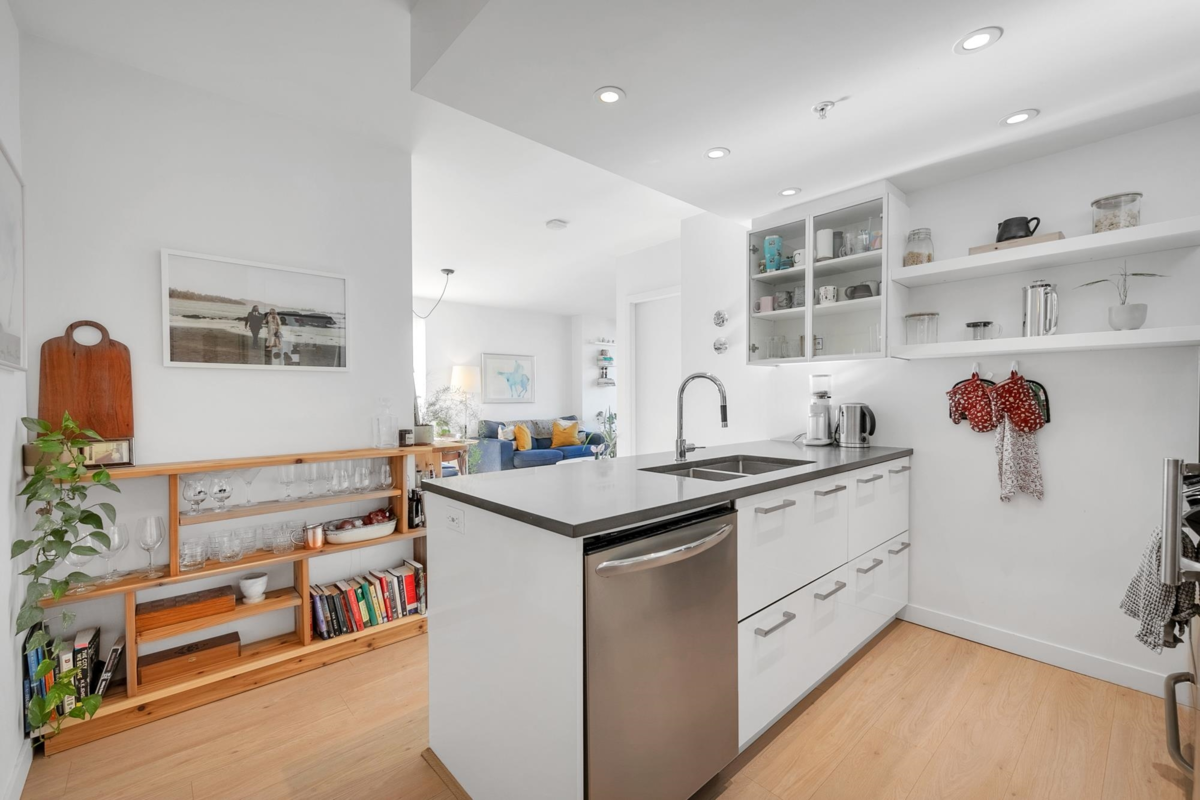 Primary Bathroom Photo of 302 933 E Hastings Street, Vancouver, BC