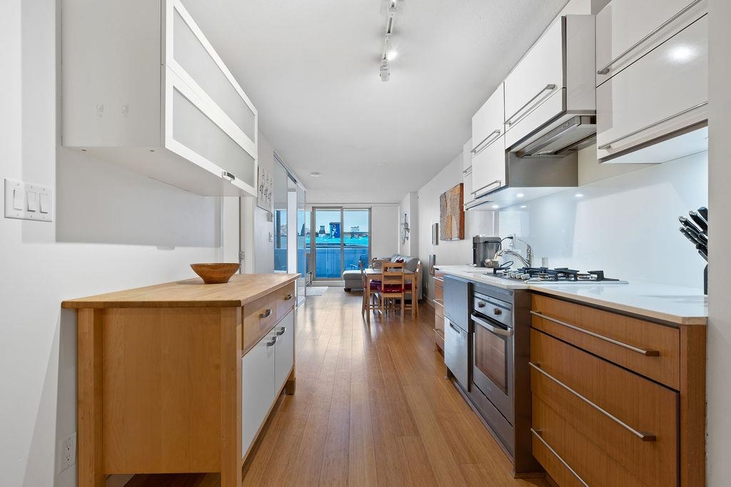 Entry Foyer Photo of 406 718 Main Street, Vancouver, BC