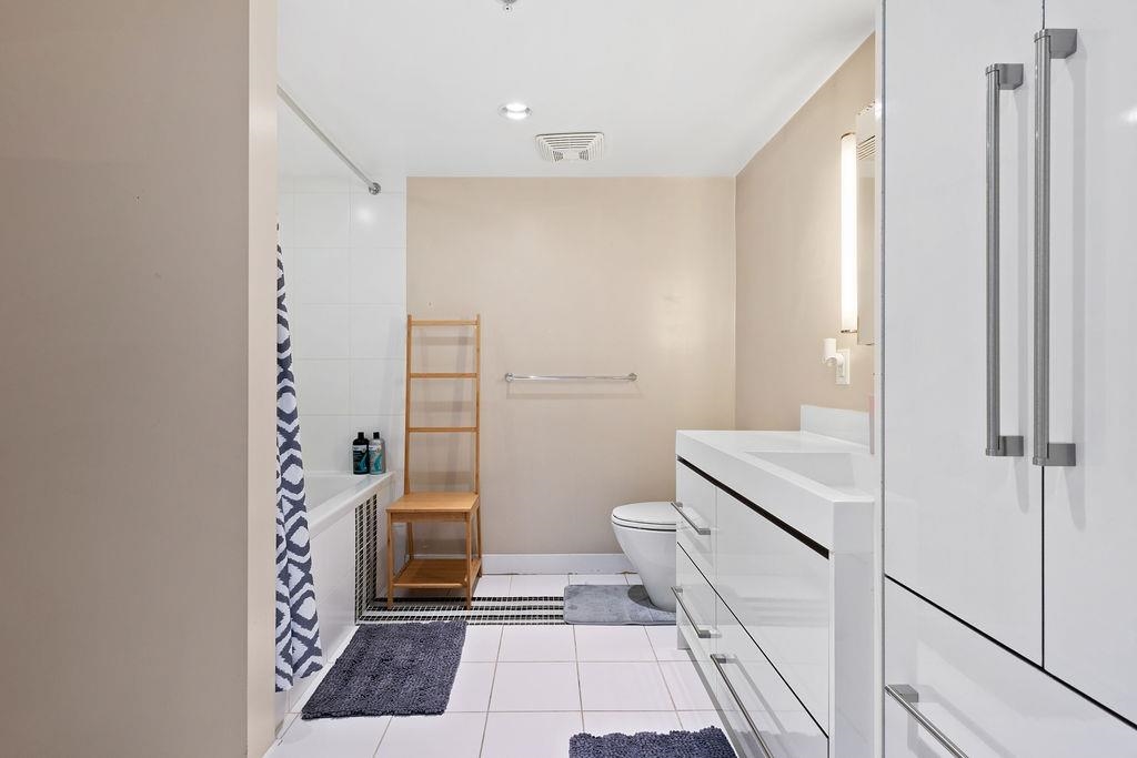 Guest Bathroom Photo of 406 718 Main Street, Vancouver, BC