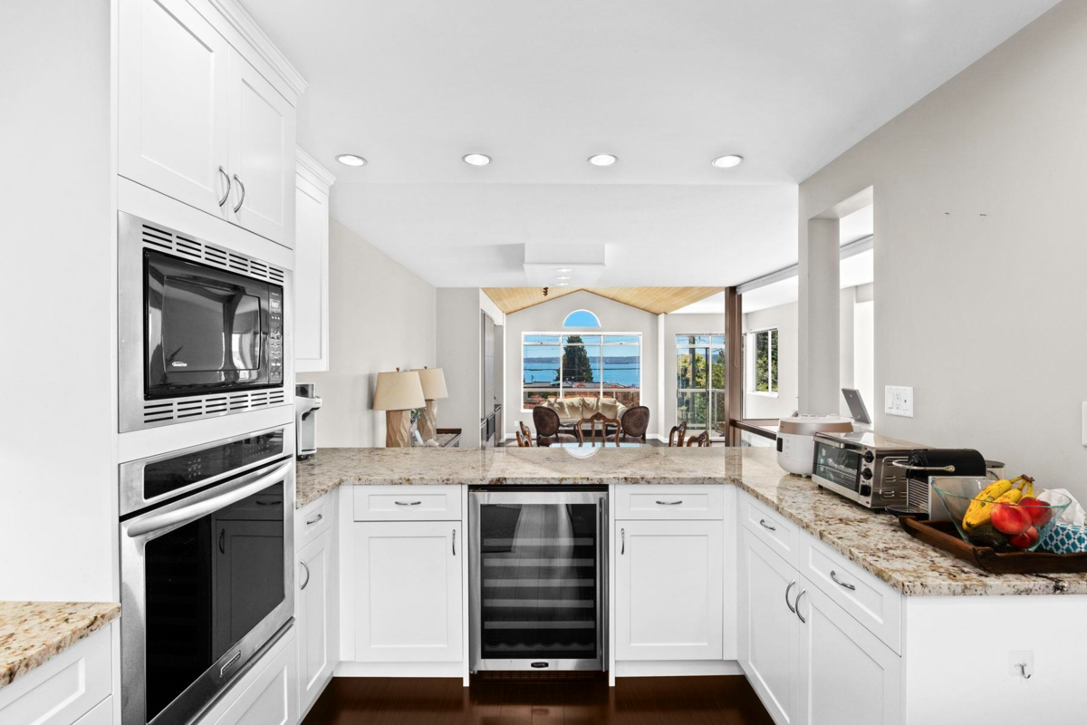 Dining Area Photo of 2319 Marine Drive, West Vancouver, BC