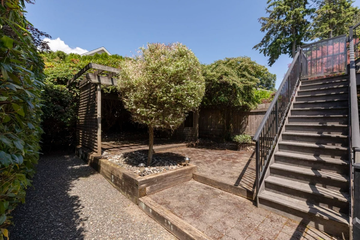 Garden / Landscaping Photo of 2319 Marine Drive, West Vancouver, BC