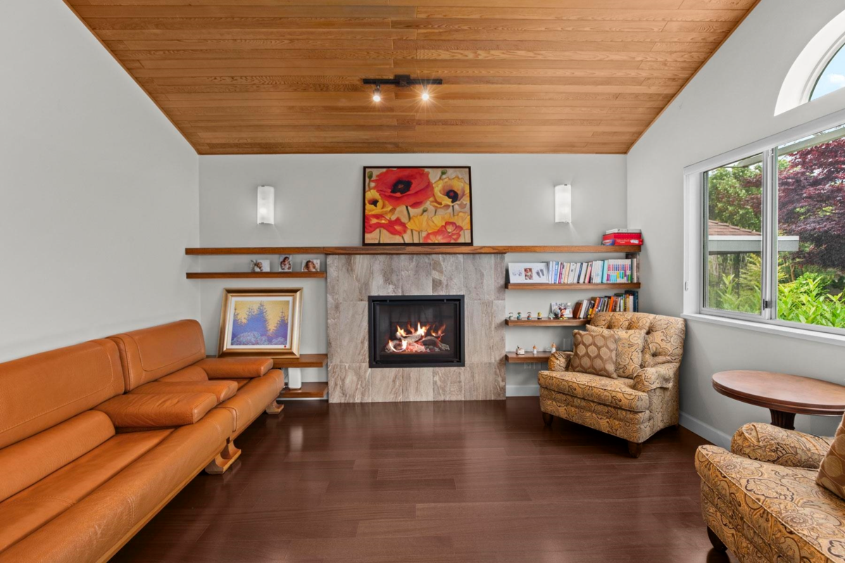 Kitchen Island Photo of 2319 Marine Drive, West Vancouver, BC