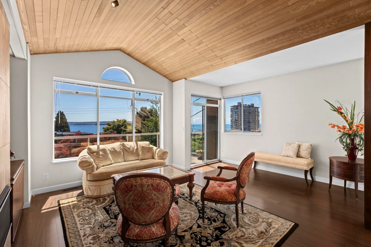 Walk-In Closet Photo of 2319 Marine Drive, West Vancouver, BC