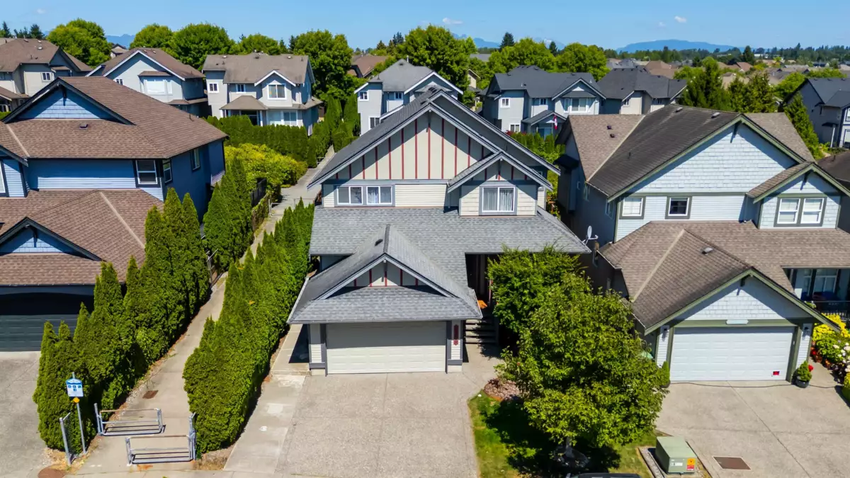 Living Room Photo of 19629 68a Avenue, Langley, BC