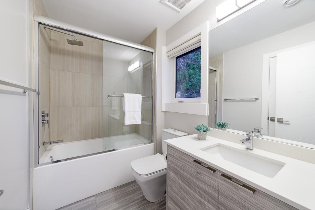 Entry Foyer Photo of 517 Granada Crescent, North Vancouver, BC