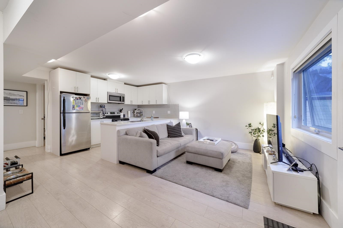 Front Yard Photo of 517 Granada Crescent, North Vancouver, BC