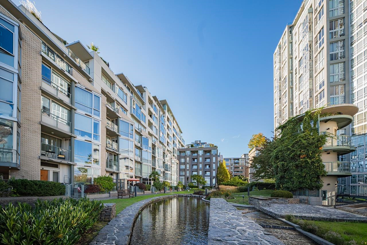 Front Yard Photo of PH1003 1288 Marinaside Crescent, Vancouver, BC