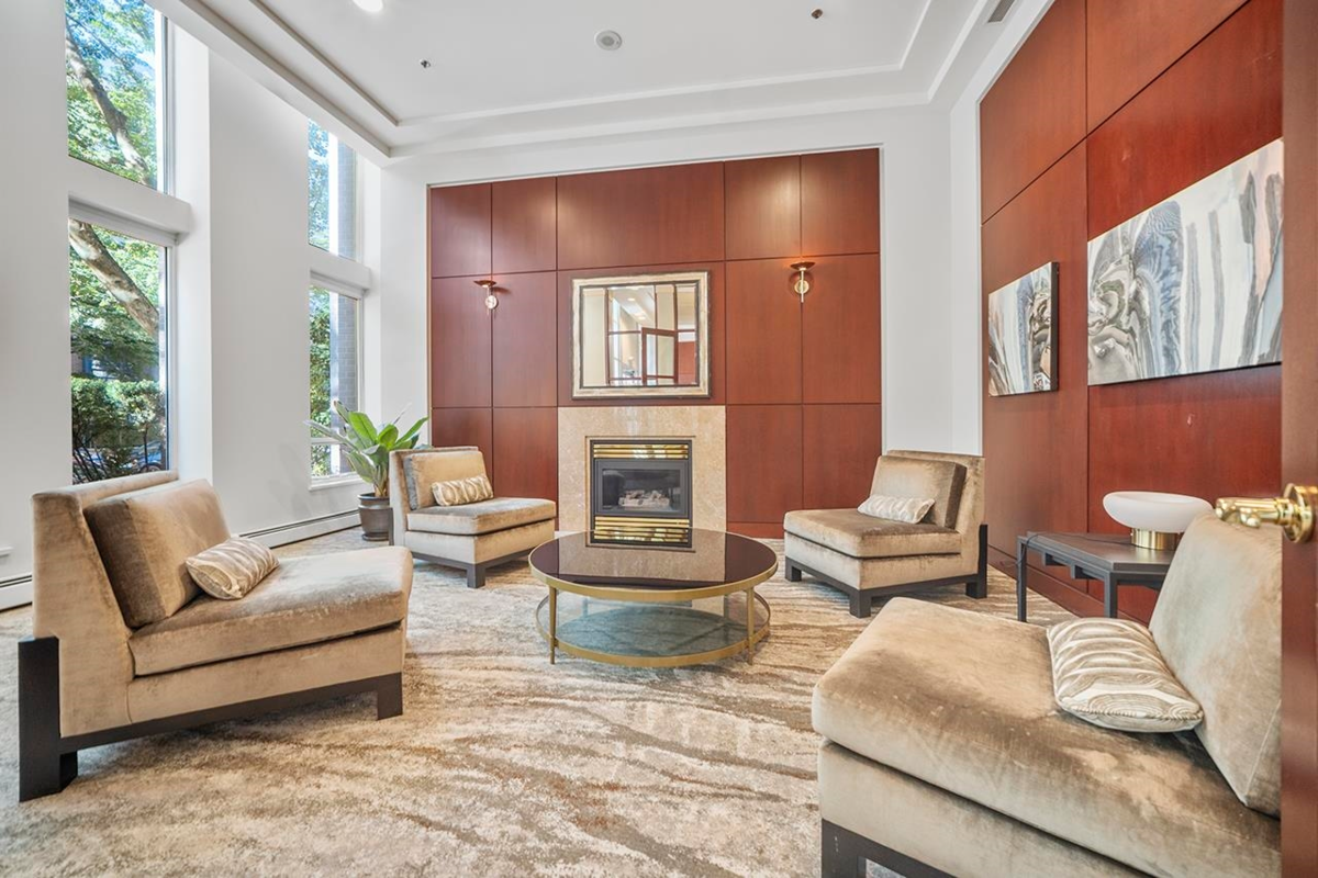 Hallway Photo of PH1003 1288 Marinaside Crescent, Vancouver, BC