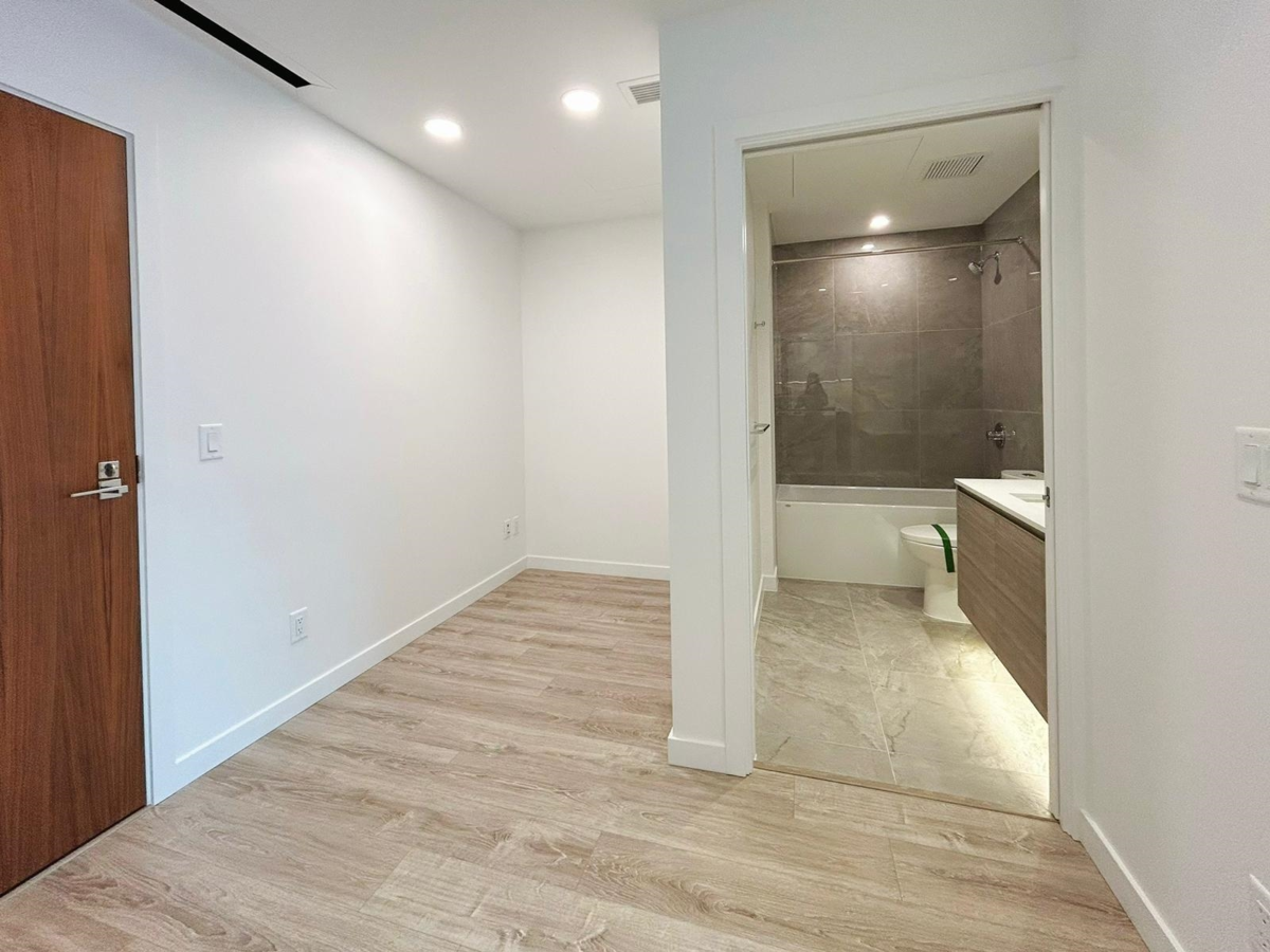 Primary Bathroom Photo of 1802 680 Quayside Drive, New Westminster, BC