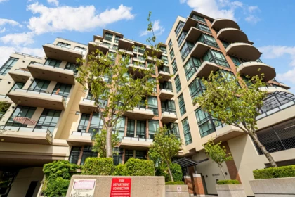 325 10 Renaissance Square, New Westminster, BC, New Westminster — Apartment/Condo for sale