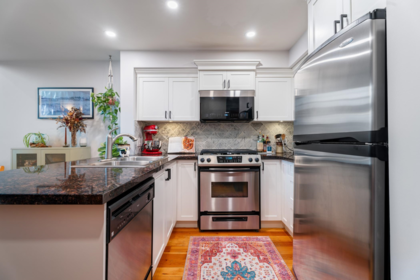 325 10 Renaissance Square, New Westminster, BC, New Westminster — Apartment/Condo for sale