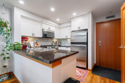 325 10 Renaissance Square, New Westminster, BC, New Westminster — Apartment/Condo for sale