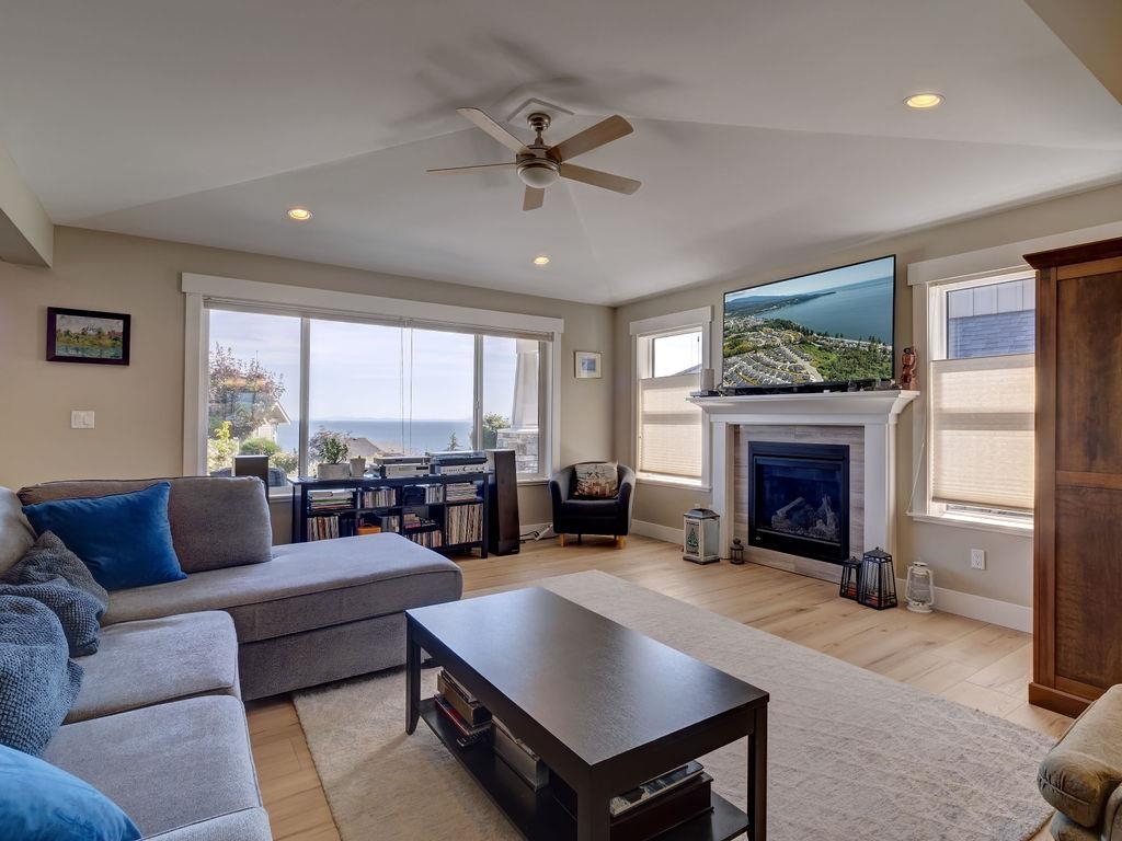 Guest Bathroom Photo of 5537 Peregrine Crescent, Sechelt, BC