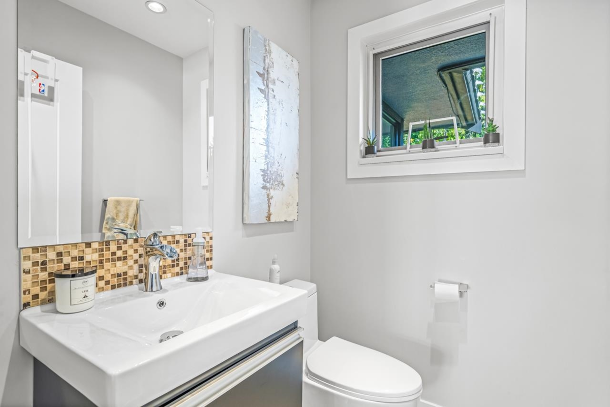 Primary Bathroom Photo of 3630 Bluebonnet Road, North Vancouver, BC