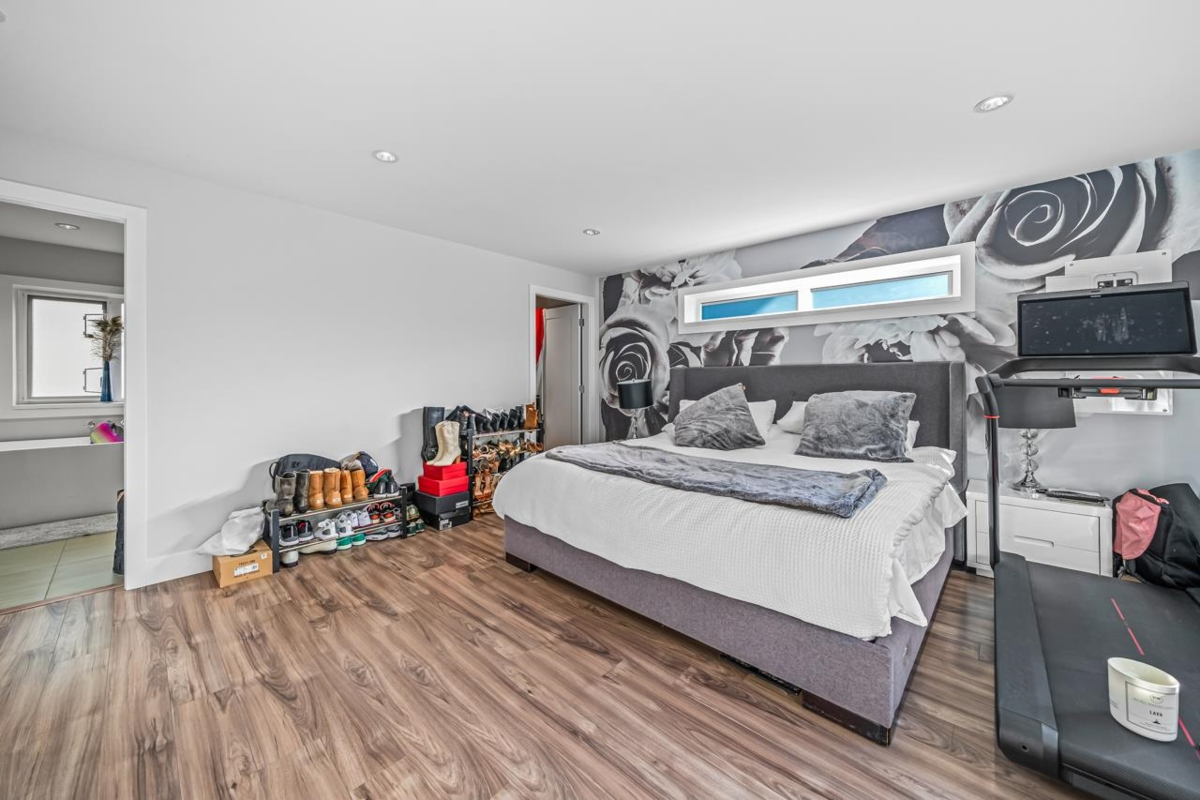 Walk-In Closet Photo of 3630 Bluebonnet Road, North Vancouver, BC