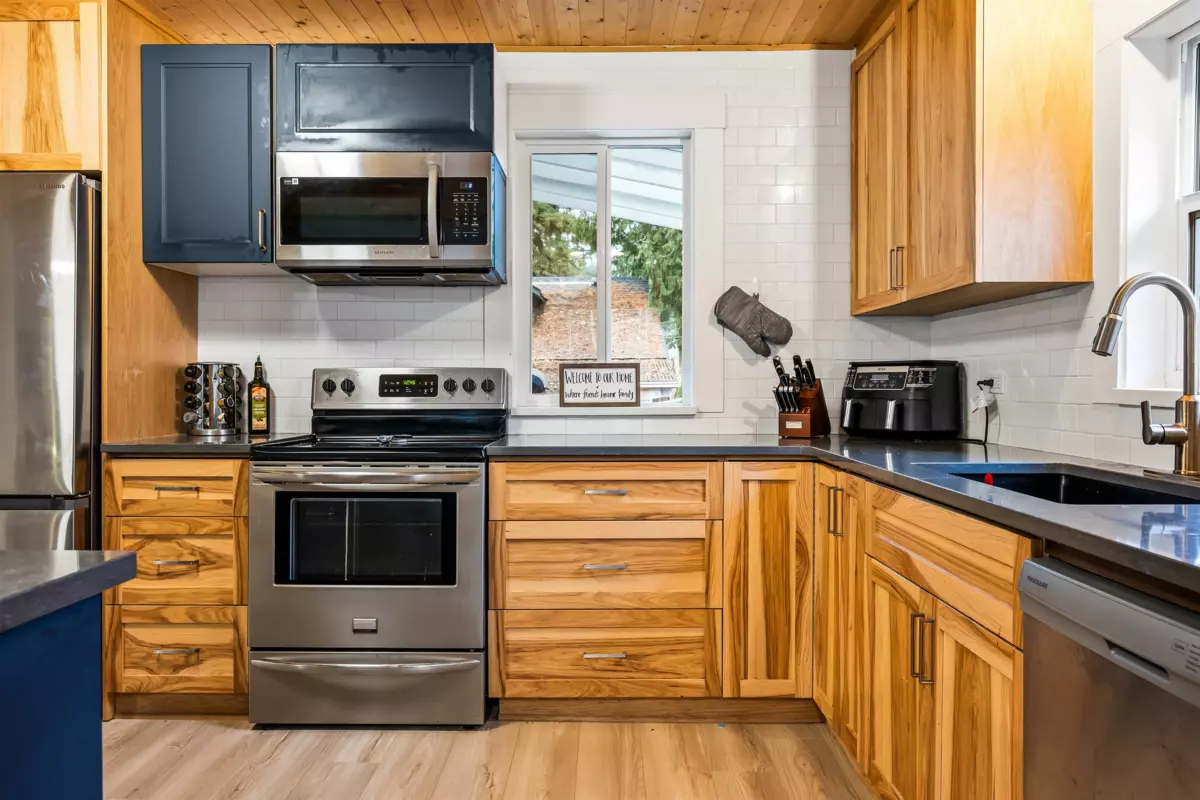 Primary Bedroom Photo of 275 Fir Street, Cultus Lake, BC