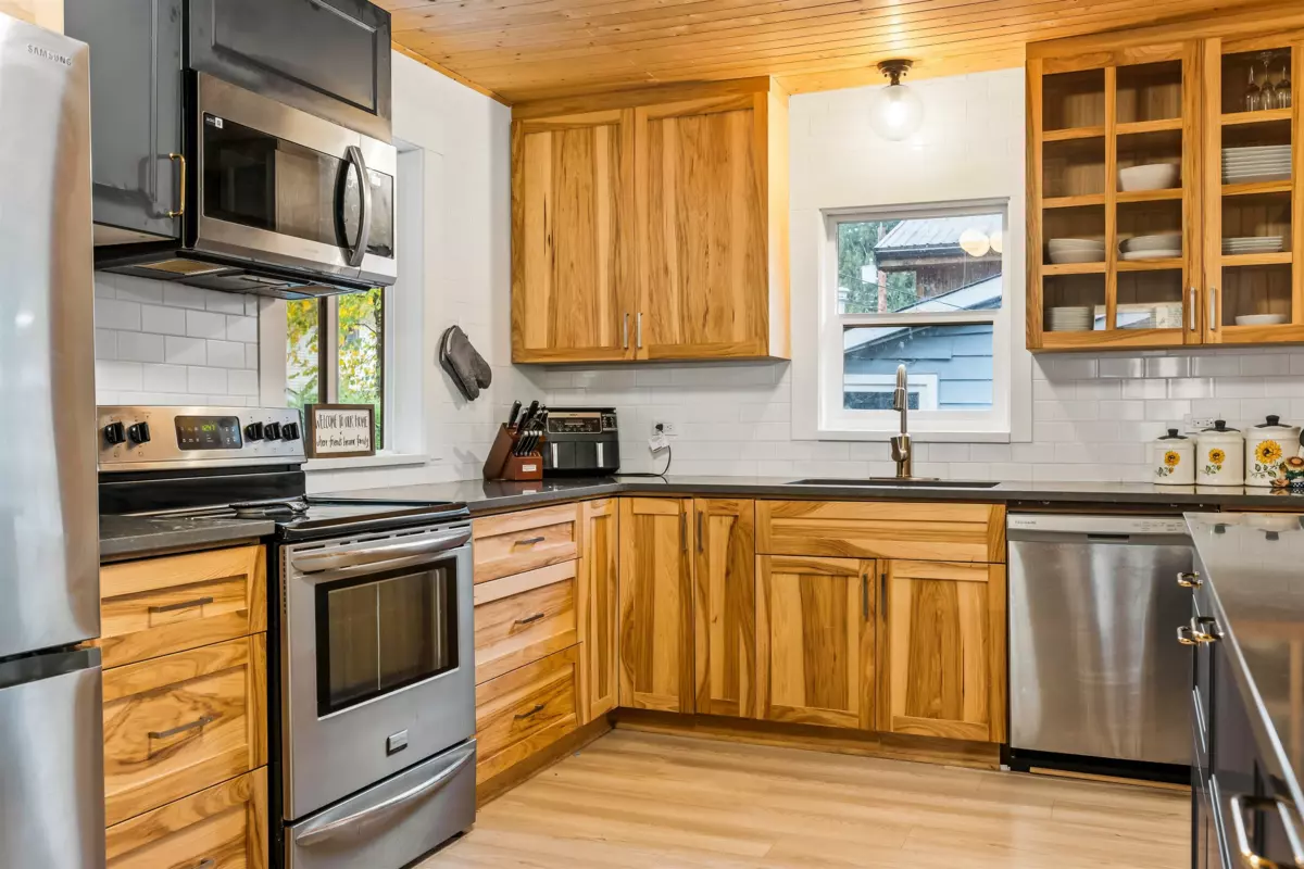 Walk-In Closet Photo of 275 Fir Street, Cultus Lake, BC