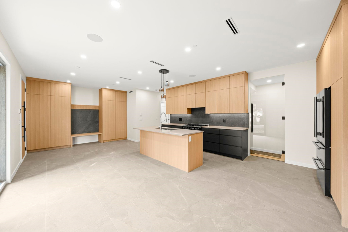 Primary Bathroom Photo of 1 2091 E 20th Avenue, Vancouver, BC