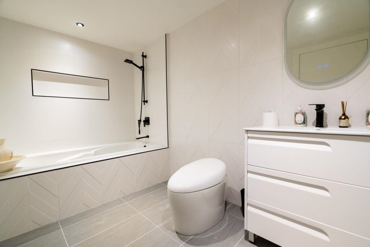 Entry Foyer Photo of 3595 Princess Avenue, North Vancouver, BC