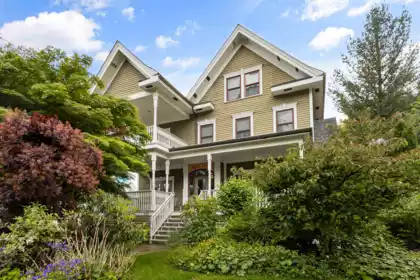 Front exterior of 690 Fraser Avenue, Hope, BC