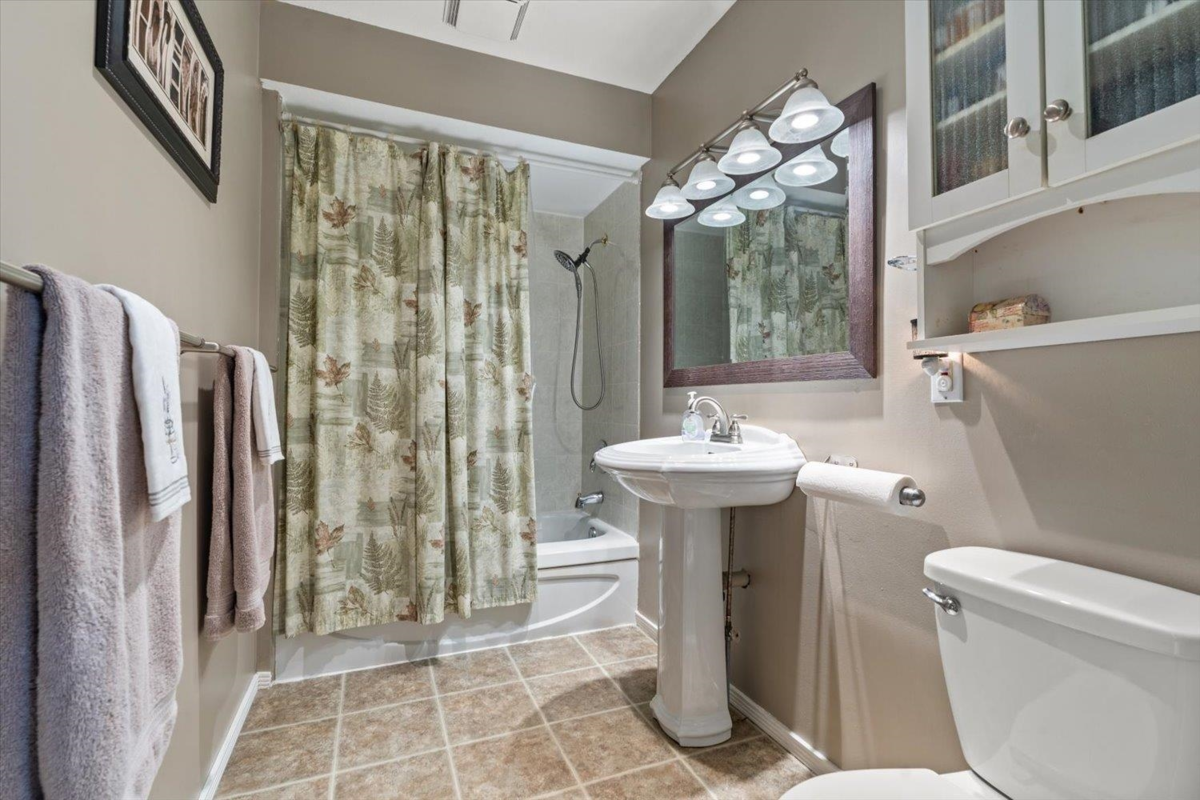 Basement Recreation Room Photo of 32485 Mcrae Avenue, Mission, BC