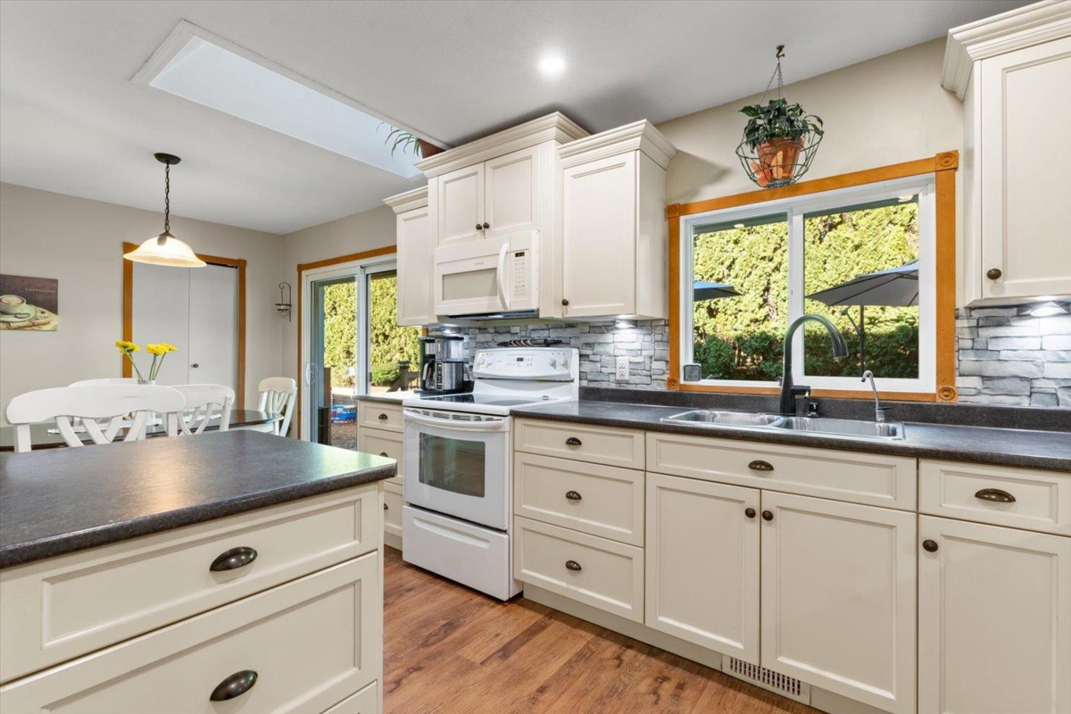 Bedroom 4 Photo of 32485 Mcrae Avenue, Mission, BC