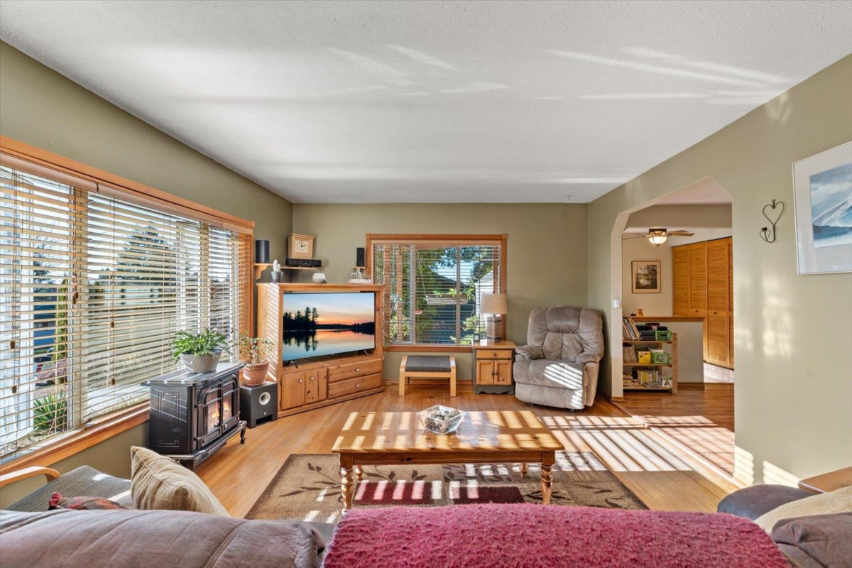 Breakfast Nook Photo of 32485 Mcrae Avenue, Mission, BC