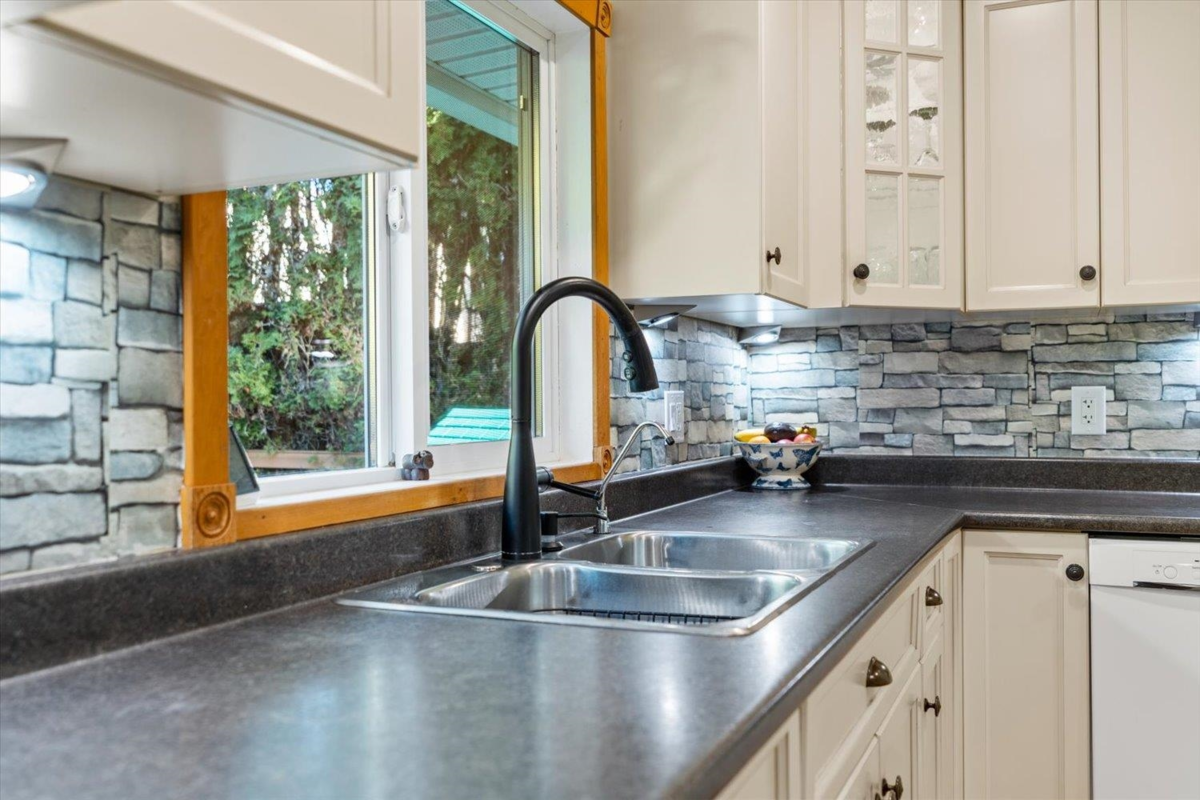 Guest Bathroom Photo of 32485 Mcrae Avenue, Mission, BC