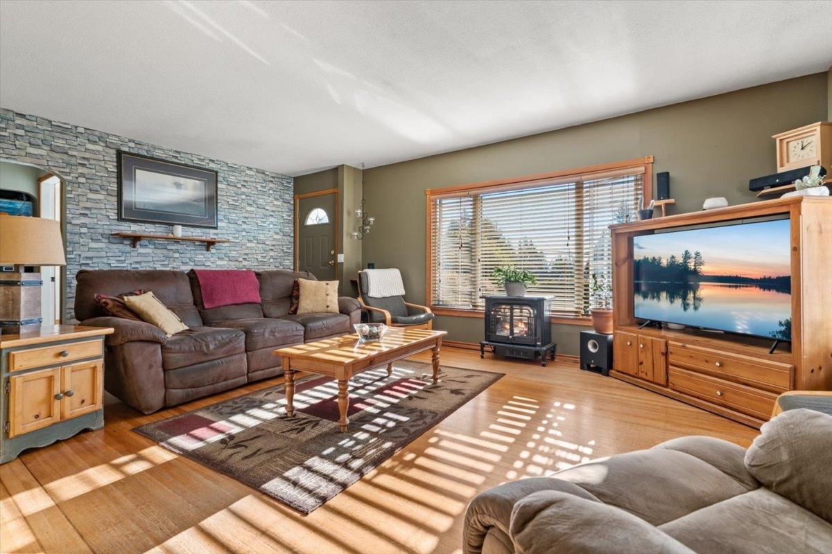 Kitchen Island Photo of 32485 Mcrae Avenue, Mission, BC